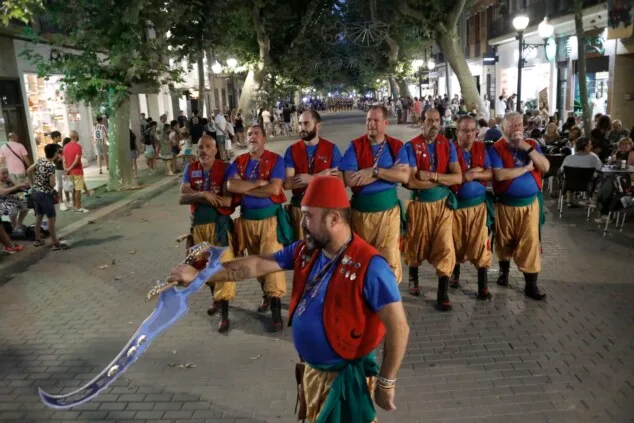 Dénia celebra la última 'entraeta' y se sitúa a un paso de sus días grandes de Moros y Cristianos 23 entraeta previa a la recepcion mora de denia 20
