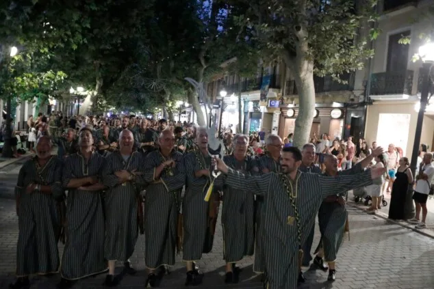 Dénia celebra la última 'entraeta' y se sitúa a un paso de sus días grandes de Moros y Cristianos 27 entraeta previa a la recepcion mora de denia 24