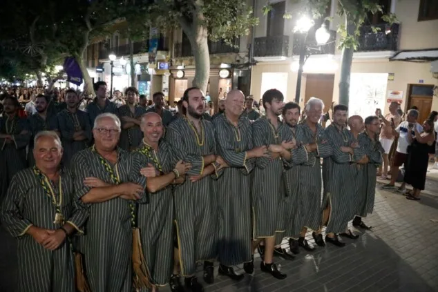 Dénia celebra la última 'entraeta' y se sitúa a un paso de sus días grandes de Moros y Cristianos 28 entraeta previa a la recepcion mora de denia 25
