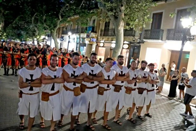 Dénia celebra la última 'entraeta' y se sitúa a un paso de sus días grandes de Moros y Cristianos 41 entraeta previa a la recepcion mora de denia 38