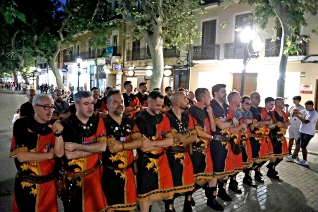 Dénia celebra la última 'entraeta' y se sitúa a un paso de sus días grandes de Moros y Cristianos 43 entraeta previa a la recepcion mora de denia 40