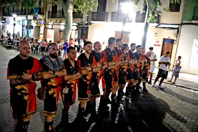 Dénia celebra la última 'entraeta' y se sitúa a un paso de sus días grandes de Moros y Cristianos 44 entraeta previa a la recepcion mora de denia 41