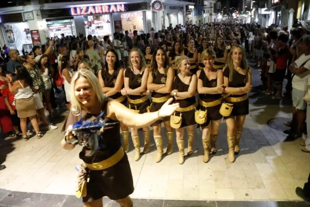 Dénia celebra la última 'entraeta' y se sitúa a un paso de sus días grandes de Moros y Cristianos 47 entraeta previa a la recepcion mora de denia 44