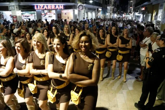 Dénia celebra la última 'entraeta' y se sitúa a un paso de sus días grandes de Moros y Cristianos 50 entraeta previa a la recepcion mora de denia 47