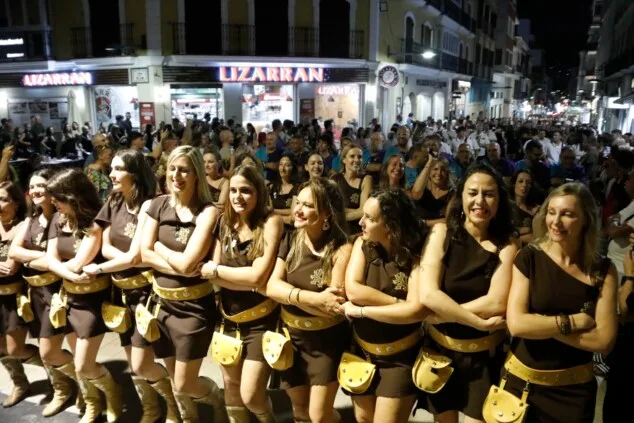 Dénia celebra la última 'entraeta' y se sitúa a un paso de sus días grandes de Moros y Cristianos 51 entraeta previa a la recepcion mora de denia 48