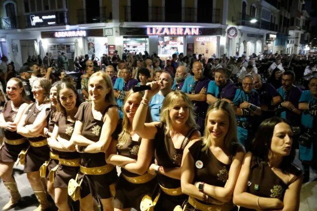 Dénia celebra la última 'entraeta' y se sitúa a un paso de sus días grandes de Moros y Cristianos 52 entraeta previa a la recepcion mora de denia 49