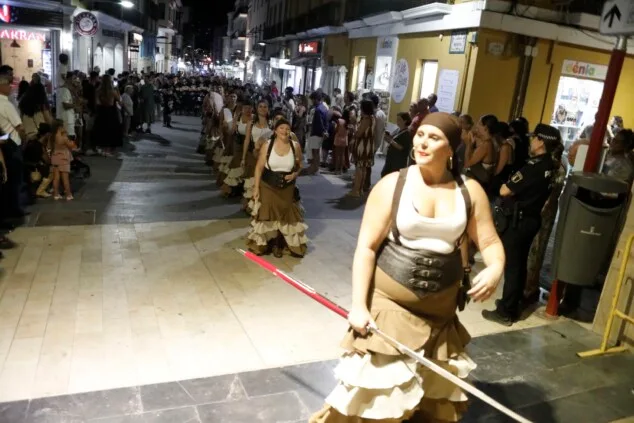 Dénia celebra la última 'entraeta' y se sitúa a un paso de sus días grandes de Moros y Cristianos 58 entraeta previa a la recepcion mora de denia 55