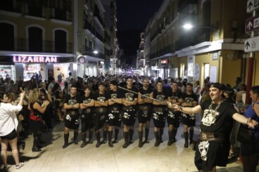 Un cabo guía el paso de su escuadra rodeado de público en el tramo final del itinerario