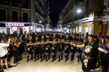 Un cabo guía el paso de su escuadra rodeado de público en el tramo final del itinerario