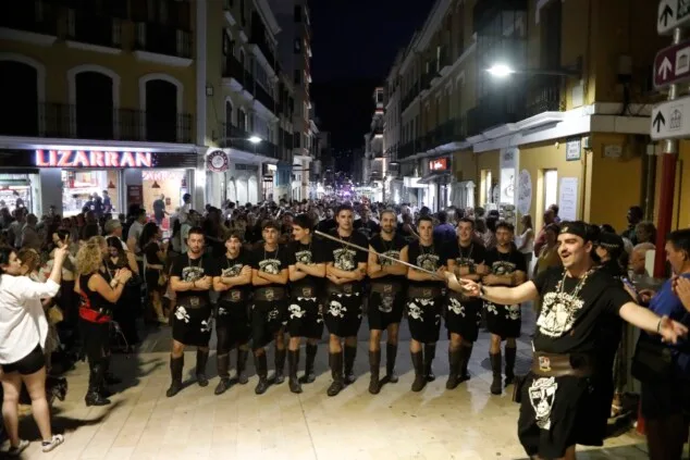 Dénia celebra la última 'entraeta' y se sitúa a un paso de sus días grandes de Moros y Cristianos 3 Imagen: Un cabo guía el paso de su escuadra rodeado de público en el tramo final del itinerario