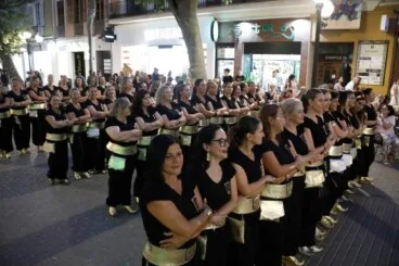 Componentes de una filà alineadas a lo ancho del recorrido durante la última ‘entraeta’