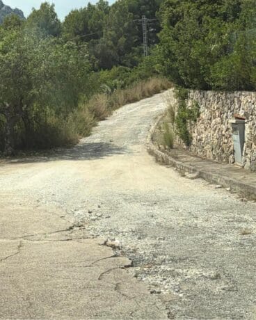 Estado de una calle en la zona de Monte Pego, Dénia