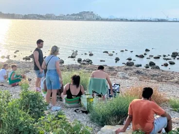 familia en un atardecer de la playa de denia