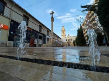 Dénia se blinda ante la alerta roja por calor extremo: suspendidas las actividades al aire libre y prohibido el acceso al Montgó 2 fuente de agua en la plaza del convent de denia