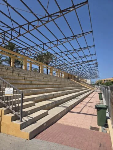 Graderío del polideportivo de Dénia tras la retirada de la cubierta