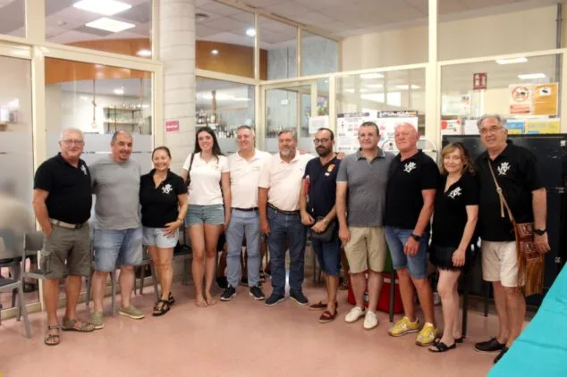 La donación de sangre festera en Dénia logra 51 unidades 4 Imagen: Grupo de organizadores y participantes posando durante el evento de donación de sangre festera en Dénia.