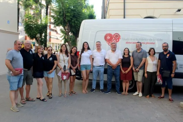 La donación de sangre festera en Dénia logra 51 unidades 6 Foto de grupo de participantes en la donación de sangre festera de Dénia organizada por FEMMICC frente a una unidad móvil.