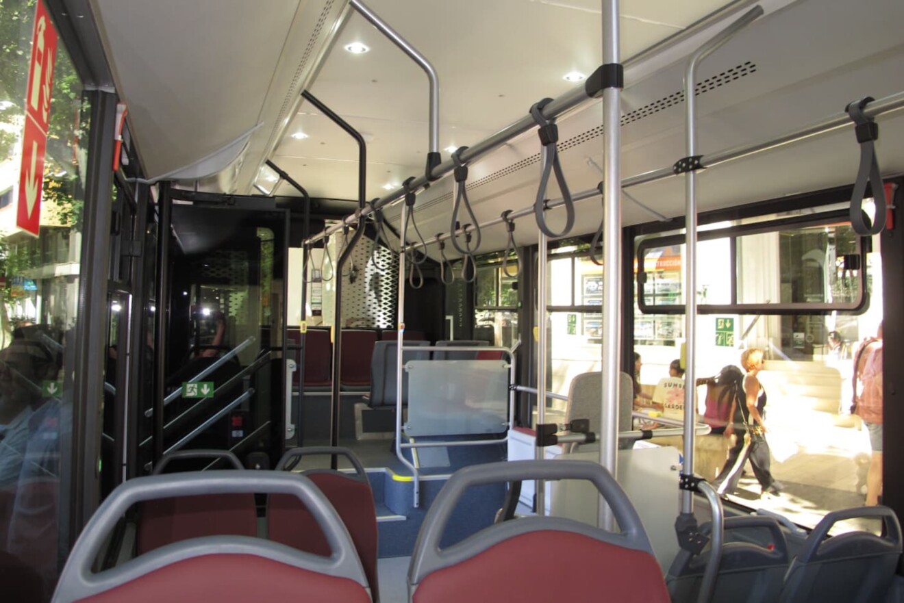 Interior de uno de los vehículos de BusDénia