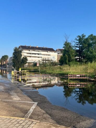Zona inundada en Camí del Llavador por la fuga del colector de EPSAR