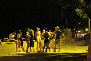 Recuerdos en lugar de vacíos: la propuesta de Dénia para un ocio juvenil sin alcohol este agosto 2 jovenes de noche en el paseo de la marineta