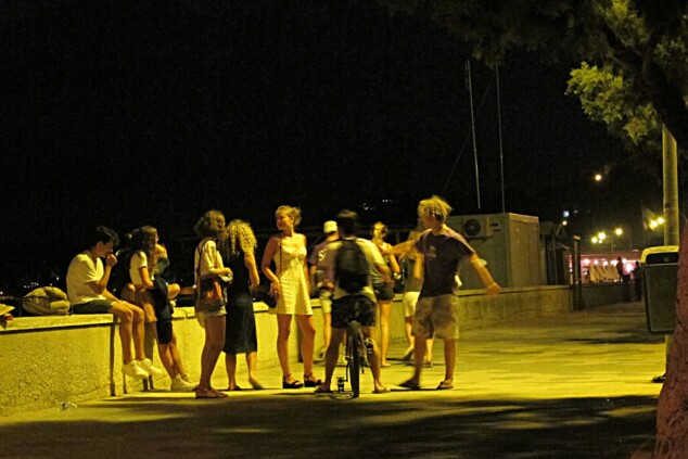 Recuerdos en lugar de vacíos: la propuesta de Dénia para un ocio juvenil sin alcohol este agosto 2 Imagen: Jóvenes de noche en el paseo de la Marineta