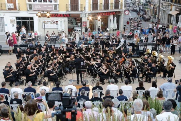 la agrupacion artistica musical de denia durante el reciente concierto de musica festera de los moros y cristianos de denia