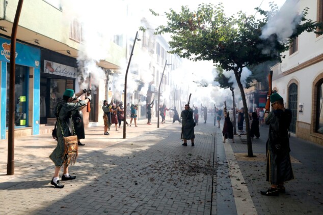 Cuándo y dónde ver los desfiles de Moros y Cristianos 2026 de Dénia: ruta y programación 15 Imagen: La batalla de arcabucería recrea el estruendo de los enfrentamientos armados por las céntricas calles de Dénia