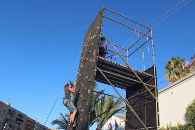 De la tirolina al rap sin alcohol: así vivieron los jóvenes de Dénia su día más intenso 1 Imagen: La pared de escalada fue una de las atracciones que puso a prueba la destreza de los asistentes
