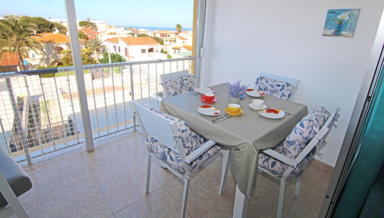 La terraza cubierta con mesa de comedor ofrece agradables vistas al mar