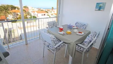 La terraza cubierta con mesa de comedor ofrece agradables vistas al mar