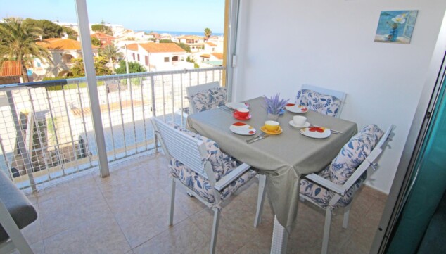 A 50 metros de la playa: vacaciones en Dénia con las mejores condiciones 9 la terraza cubierta con mesa de comedor ofrece agradables vistas al mar