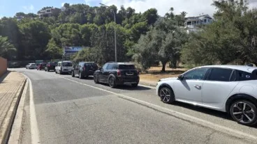 El colapso veraniego llega a las playas de Dénia: largas retenciones en Les Rotes en pleno jueves 3 largas colas de vehiculos este jueves por la manana en la carretera de les rotes