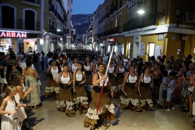 Cuándo y dónde ver los desfiles de Moros y Cristianos 2026 de Dénia: ruta y programación 14 Imagen: Las entraetes nocturnas llenan de música y ritmo el centro urbano en los días previos a los actos centrales