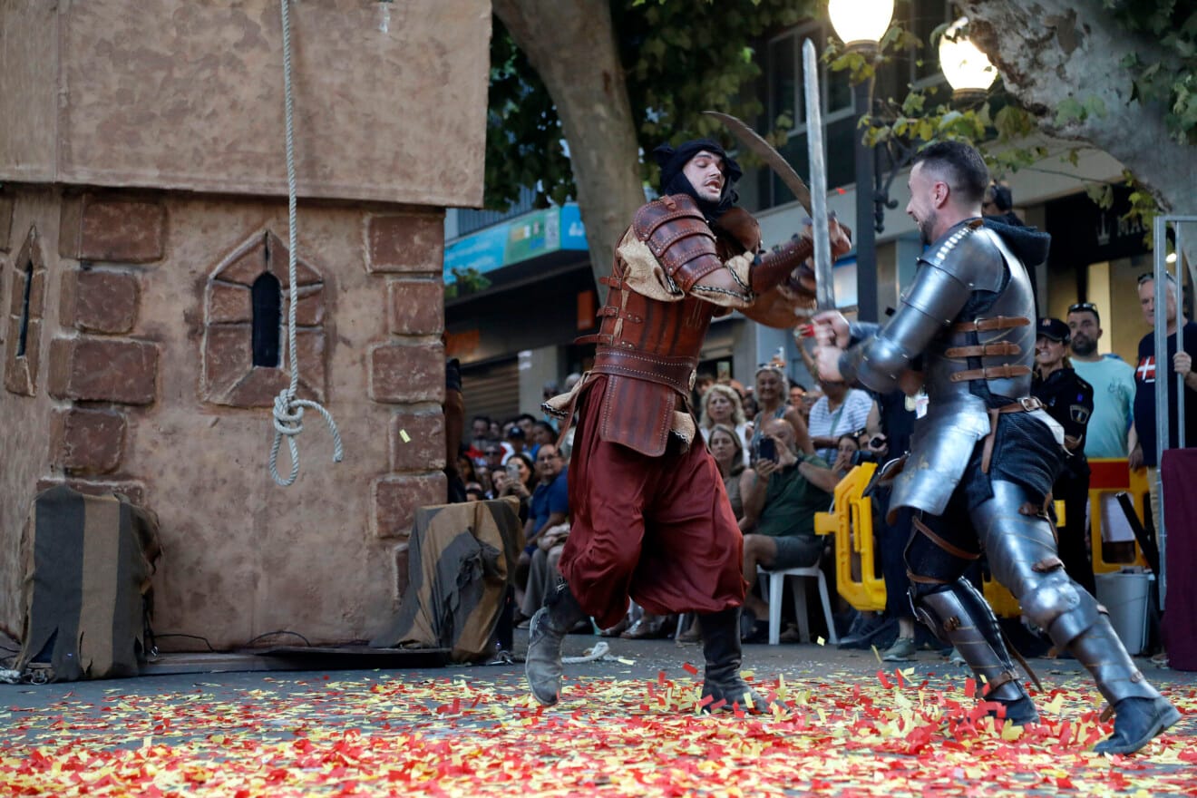 Los boatos de las capitanías incorporan representaciones de lucha y acción teatralizada a lo largo del trayecto