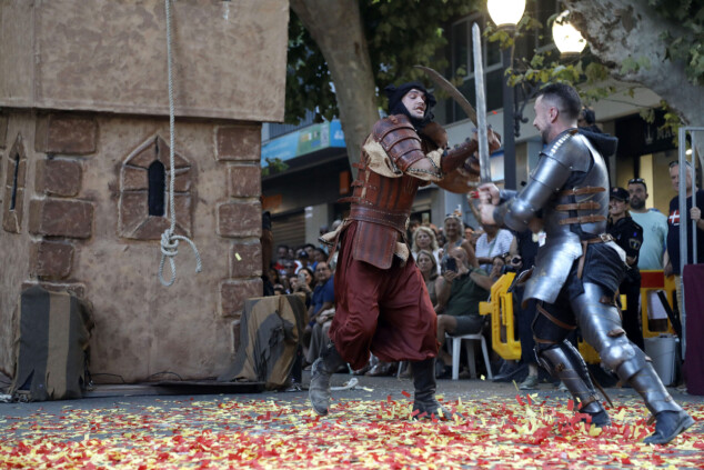 Cuándo y dónde ver los desfiles de Moros y Cristianos 2026 de Dénia: ruta y programación 12 Imagen: Los boatos de las capitanías incorporan representaciones de lucha y acción teatralizada a lo largo del trayecto