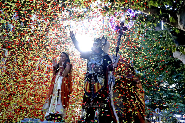 Cuándo y dónde ver los desfiles de Moros y Cristianos 2026 de Dénia: ruta y programación 11 Imagen: Los cargos de la capitanía saludan al público desde lo alto de la carroza durante el Desfile de Gala