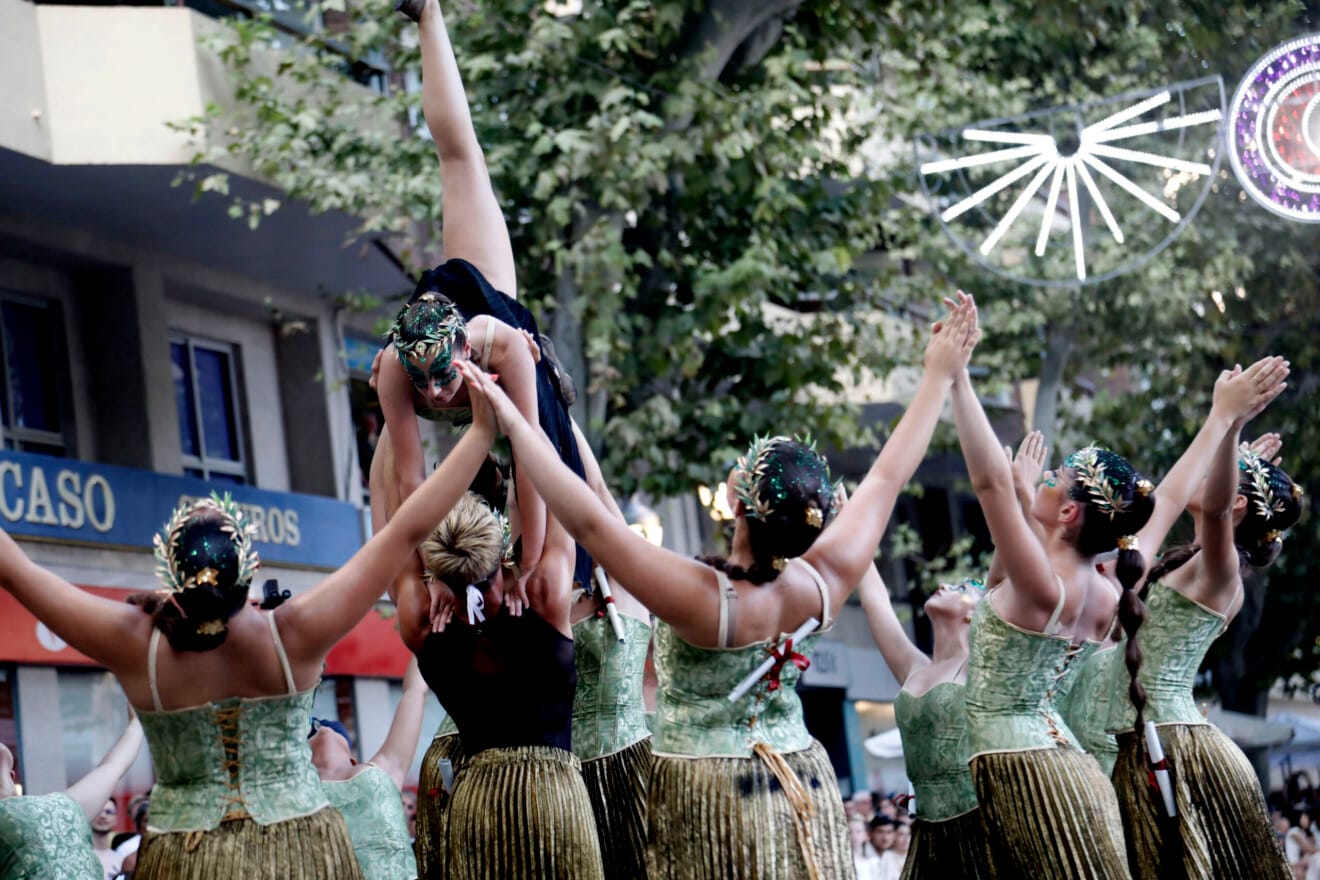 Los grupos de danza aportan dinamismo y vistosidad artística al recorrido del Desfile de Gala