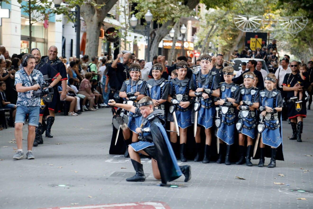 Los más pequeños exhiben sus galas y coreografías en el tradicional Desfile Infantil del 14 de agosto