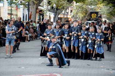 Los más pequeños exhiben sus galas y coreografías en el tradicional Desfile Infantil del 14 de agosto