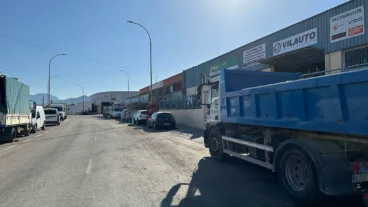 La industria de la Marina Alta busca trabajadores y no los encuentra: los perfiles más demandados 2 naves en el poligono industrial de benissa