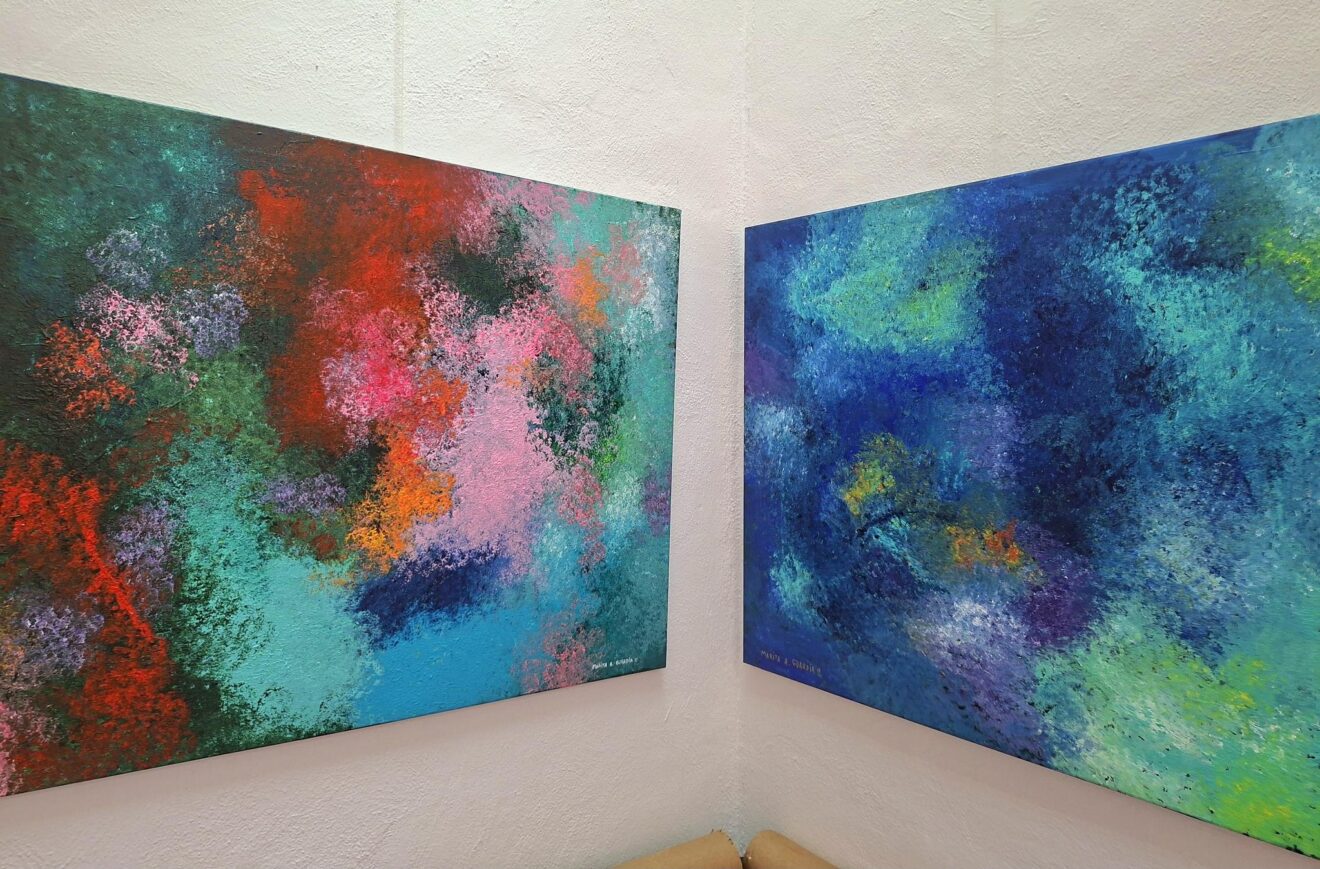 Obras abstractas en la exposición "COLORS IN THE AIR" de Marita A. Guardia