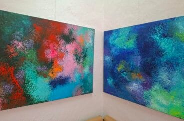 Obras abstractas en la exposición “COLORS IN THE AIR” de Marita A. Guardia