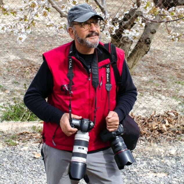 Más de 50.000 imágenes de la vida cotidiana de Dénia donadas por el fotógrafo Paco Adsuar 2 Imagen: El fotógrafo Paco Adsuar posa con dos cámaras colgadas al cuello.