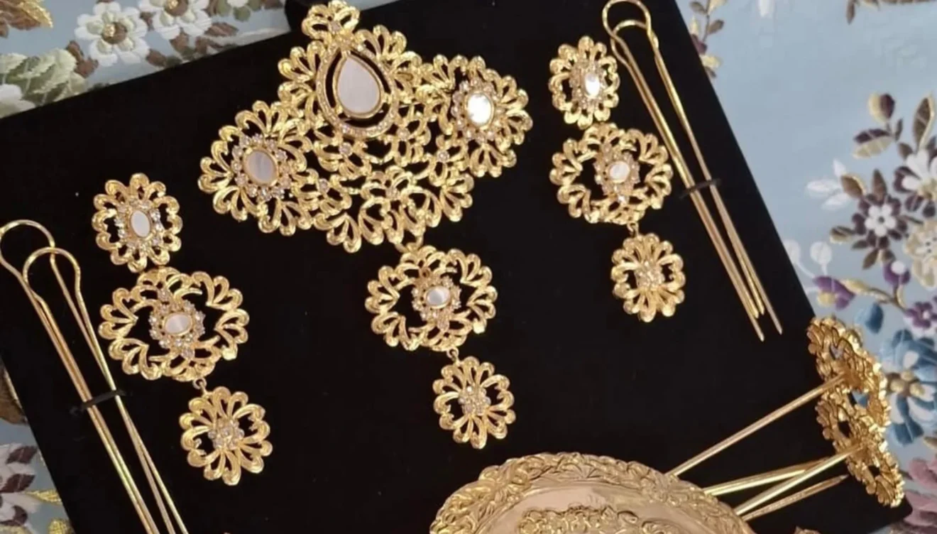 Pendientes, collares y broches