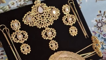 Pendientes, collares y broches
