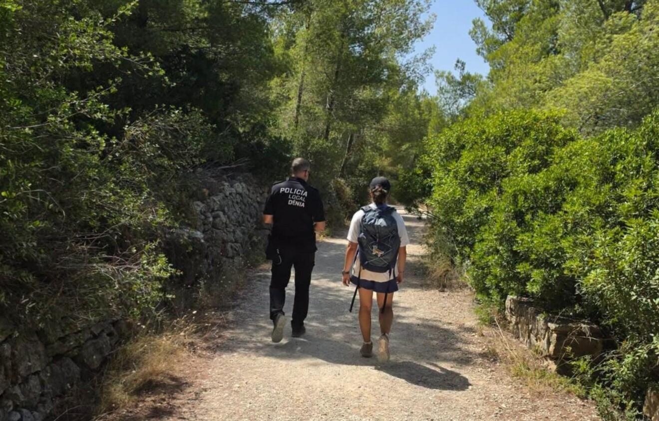 Agente de la Policía Local de Dénia acompaña a una senderista rescatada en el Montgó