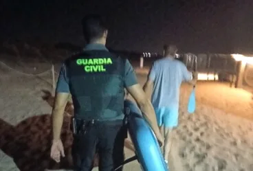 Hallan en Oliva a una mujer que desapareció haciendo paddle surf en las playas de Dénia 1 portada agente de la guardia civil en el lugar del rescate