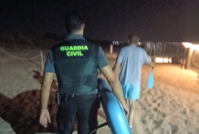 portada agente de la guardia civil en el lugar del rescate