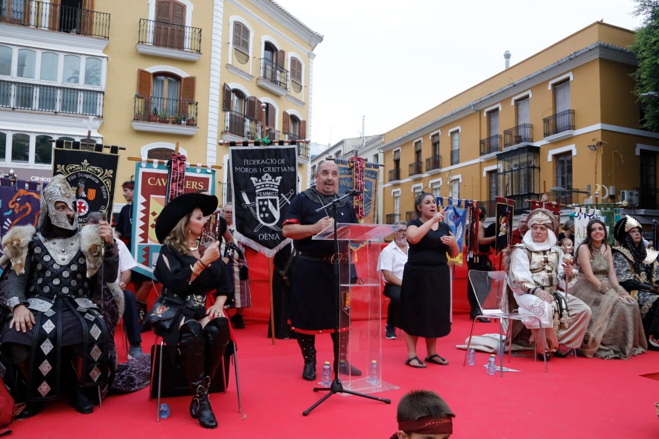 Lectura del Pregón fester en la plaza del Consell con los cargos de las capitanías sobre el escenario