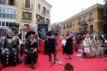 Lectura del Pregón fester en la plaza del Consell con los cargos de las capitanías sobre el escenario